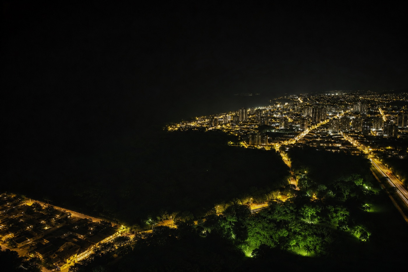 Vista aérea noturna de cidade