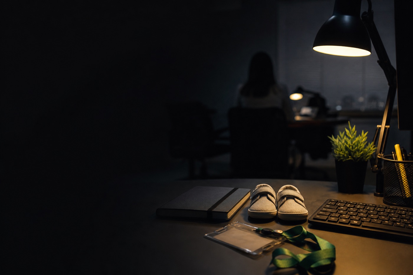 Sapatinhos de bebê sobre mesa de escritório